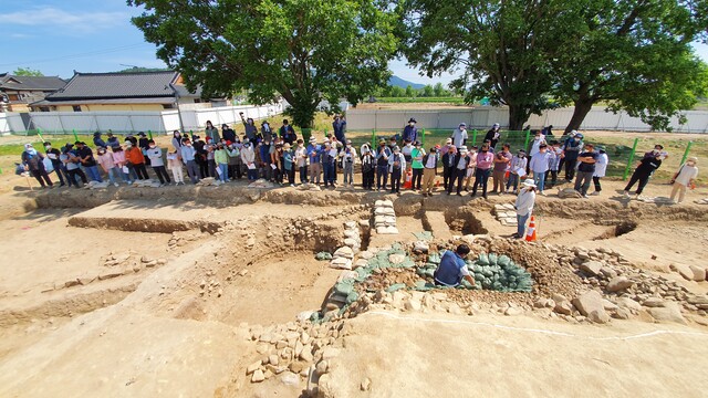 2020년 5월 27일 발굴조사한 경주 황남동 120호분 현장설명회 모습. 주무덤인 120호분과 그 봉분 일부를 깎아 세운 120-1호분, 120-2호분이 있다. 사진 국가유산청.