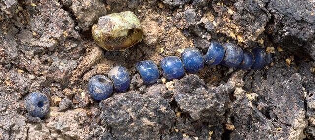 순장자 3세 여아의 치아와 목걸이. 사진 국가유산청.