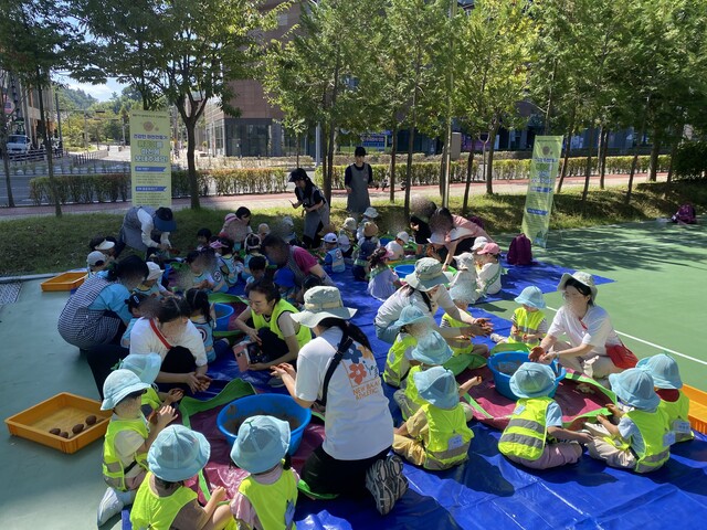 수질정화 EM 흙공을 만드는 진주시 구슬모음어린이집 원아들. 사진 지구시민연합 경남지부