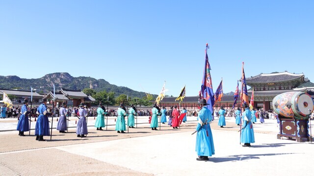 지난 9월 29일 오후 2시 열린 경복궁 수문장 교대의식. 가을하늘 아래 흥례문 앞 월대에 도열한 수문장과 수문군들. 왼편에 인왕산 자락이, 오른편에 의례의 절차인 초엄, 이엄, 삼엄을 알리는 큰북이 있다. 사진 강나리 기자.