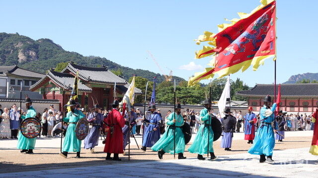 의례의 시작을 알리는 초엄에 따라 당직 수문군들이 도열하였다. 사진 강나리 기자.