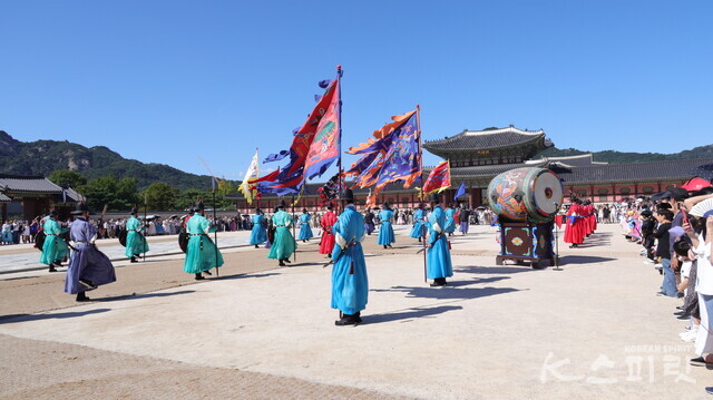 도열한 당직 수문군과 교대 수문군들. 사진 강나리 기자.