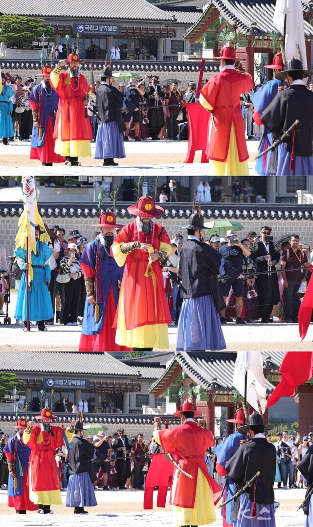 당직수문장(왼쪽)과 교대 수문장이 군호(암호)와 수문장패를 통해 신분확인을 하고 군례를 주고받는 모습. 사진 강나리 기자.
