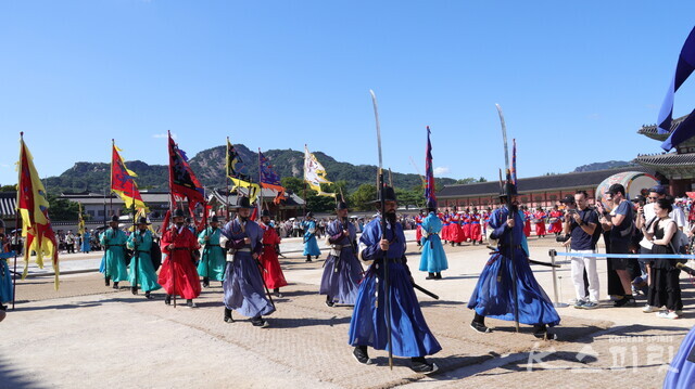 당직 수문관이 교대 임무를 마치고 퇴장하였다. 사진 강나리 기자.