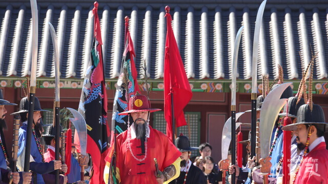 임무를 마친 당직 수문장이 퇴장한다. 사진 강나리 기자.