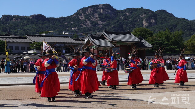 인왕산 자락을 배경으로 당직 수문군의 퇴장을 알리는 취타대 연주. 사진 강나리 기자.