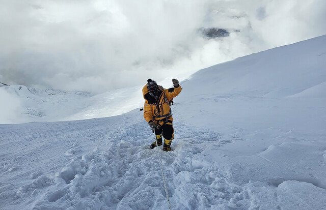 2024 한국 마나슬루 꿈의 원정대 등정 및 등반 장면.  사진 대한산악연맹