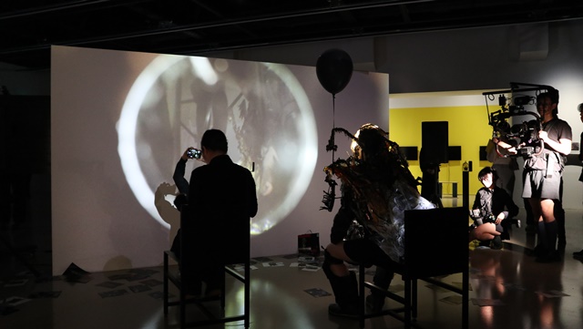 야광. 젤라틴 퍼포먼스 모습. 사진 아르코미술관