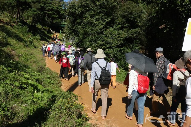 지난 4일 충남 천안 국학원 내 해피로드 황톳길에서 맨발걷기를 하는 시민들. 사진 하미진 기자.