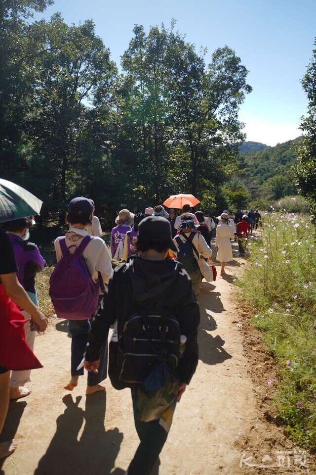 걷기는 특히 뇌의 피로를 풀고 뇌건강을 증진하는데 좋은 운동이다. 맨발걷기를 하는 시민들. 사진 하미진 기자.