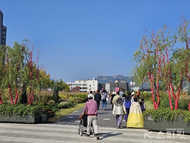 열린 송현에서 가족과 함께 가을 나들이 하는 시민들. 사진 강나리 기자.