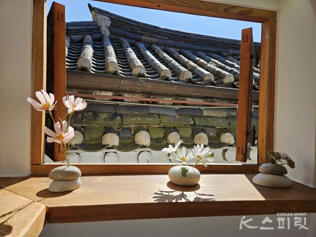 북촌 계동길 작은쉼터 갤러리에 전시한 '꽃피는 돌' 전시 작품. 사진 강나리 기자.