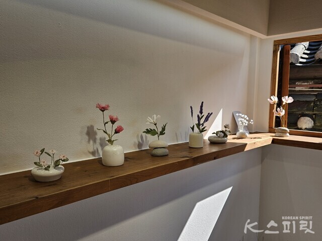 단단한 조약돌로 표현된 도자기 공예와 섬세한 들꽃을 표현한 플라워공에의 복합공예 전시이다. 사진 강나리 기자.