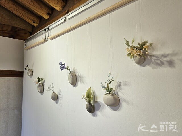 작은 한칸 전시장 벽에 걸린 '꽃피는 돌' 작품. 사진 강나리 기자.