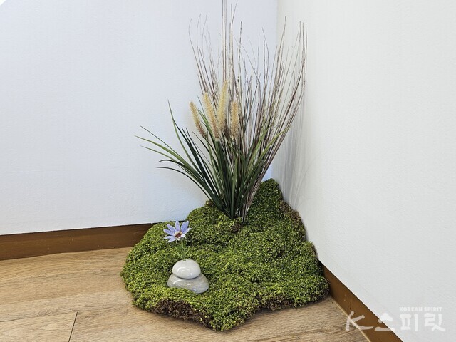 조약돌과 들꽃을 차용하여 자연의 아름다움이 느껴진다. 사진 강나리 기자.