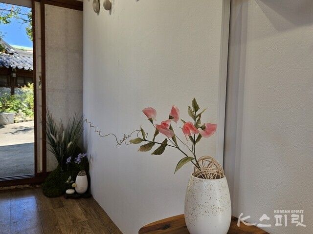 연약한 듯 강인한 들꽃과 조약돌로 표현된 작품들. 사진 강나리 기자.