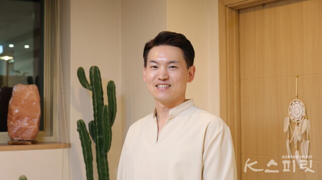 대한민국 대표적인 물질문명의 상징 강남을 치유를 통해 정신적인 완성도 함께 조화를 이루는 곳으로 만들자고 브레인트레이닝 강남명상치유센터를 새롭게 문을 연 이재호 원장. 사진 강나리 기자.