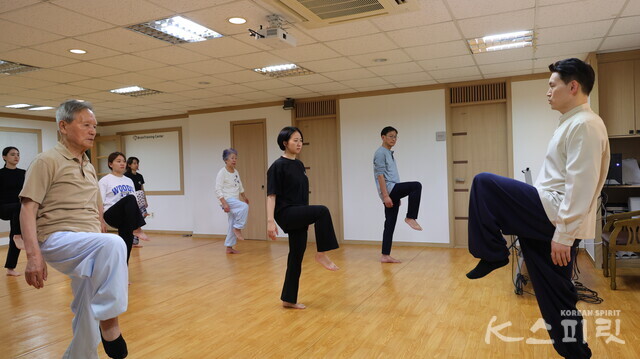 이재호 원장이 회원들과 그룹코칭 하는 모습. 그는 글로벌사이버대학교 명상치료학과 겸임교수를 하고 있다. 사진 강나리 기자.