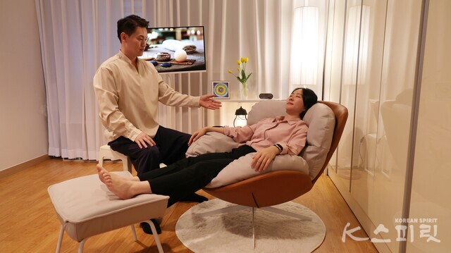 브레인트레이닝 코칭은 1대1 코칭, 소그룹 코칭, 그룹코칭으로 진행된다. 스트레스 해소와 심신 이완을 위한 1대1 코칭을 하는 이재호 원장. 사진 강나리 기자.