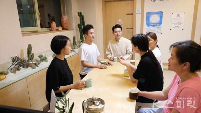 이재호 원장이 그룹 코칭 후 청년들의 고민을 들으며 모임을 했다. 사진 강나리 기자.