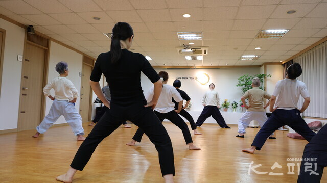 1시간 그룹코칭 중 브레인체조시간에는 모든 관절과 근육을 최대의 가동범위까지 쓰면서 자신에게 집중할 수 있도록 한다. 사진 강나리 기자.