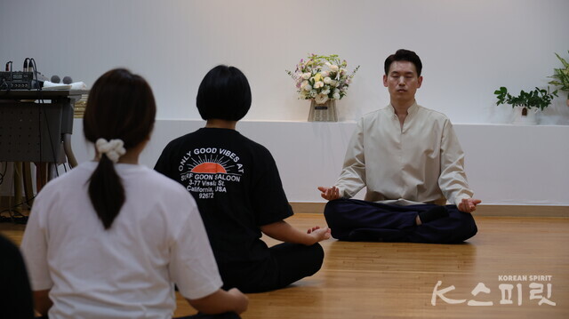 자신의 호흡에 집중하며 의식을 지금 이 순간 여기에 머무는 명상을 하는 모습. 사진 강나리 기자.
