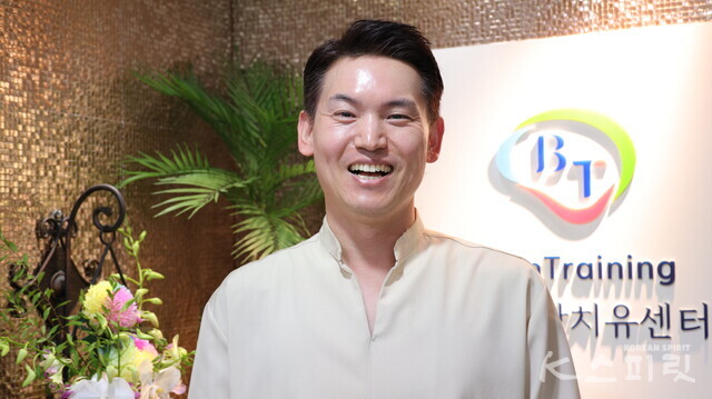 26만 명 구독자를 보유한 명상, 뇌건강 유튜버이자 명상치료학과 겸임교수를 맡고 있는 이재호 원장은 강남구 테헤란로 중심에 힐링명소를 만들고자 한다. 사진 강나리 기자.