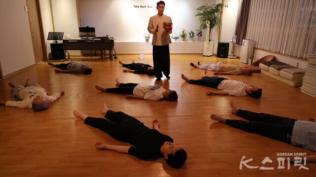 싱잉볼을 활용해 완전한 이완을 체험하는 회원들. 사진 강나리 기자.