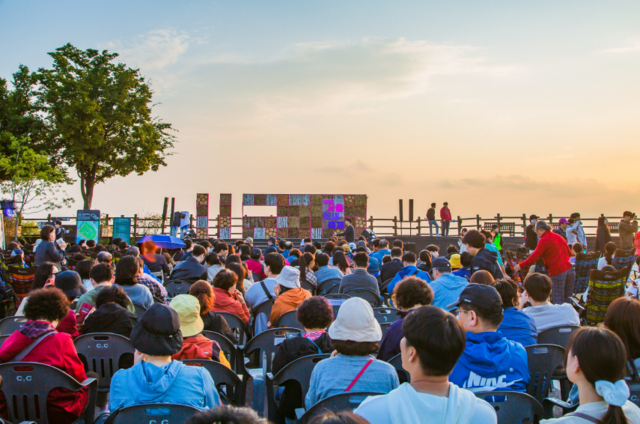 서울억새축제는 연인, 가족과 함께 찾는 가을 축제로 자리매김하고 있다. 사진 서울시.