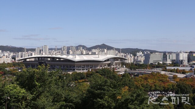 상암동 하늘공원으로 오르는 하늘계단에서 문득 돌아보니 월드컵상암경기장과 서울의 전경이 가을하늘 아래  펼쳐진다. 사진 강나리 기자.
