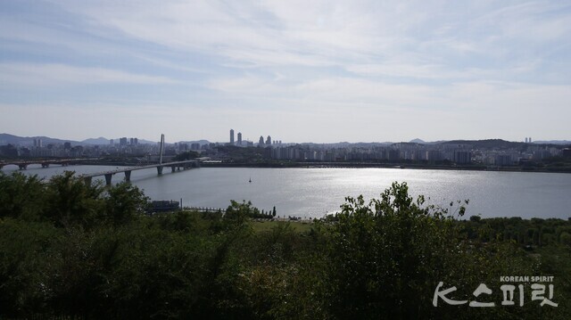 하늘공원 끝 전망대에서 바라본 한강. 도도한 물줄기와 여유로운 보트 위로 윤슬이 빛난다. 사진 강나리 기자.