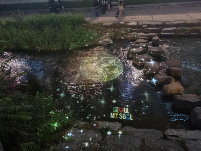 장통교 인근 하천에 고보조명으로 달빛이 비추는 분위기가 연출된다. 사진 서울시.