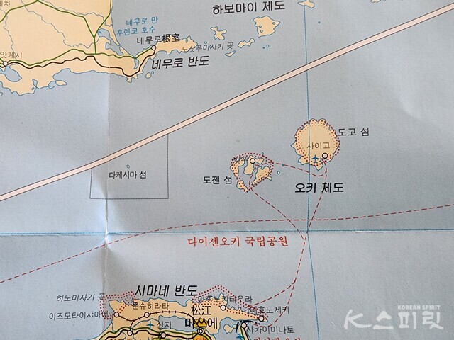 지난 10월 초 열린 여행박람회 '트래블쇼 2024'에서 일본 측 부스가 제공한 지도. 독도를 '다케시마섬'이라 표기하고 일본 영토 안으로 왜곡 표시했다. 사진 서경덕 교수 제공.