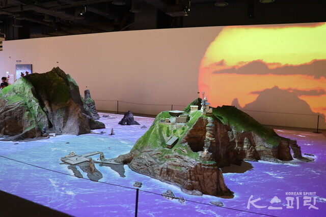 우리나라에서 해가 가장 먼저 뜨는 독도. 동북아역사재단 독도체험관 전시. 사진 강나리 기자.