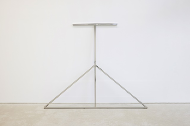 스탠드 Flat Stand,  2024, 스테인리스강 관 stainless steel square tube, 166(H)x200x3cm. 이미지 갤러리2