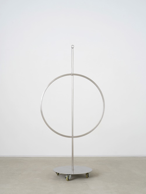 종 Bell, 2024, 스테인리스강 관, 봉, 판재, 알루미늄 와이어, 바퀴, 아이볼트 stainless steel square tube, pipe and sheet, aluminum wires, wheels, eyebolt, 162.5(H)x79x48cm. 이미지 갤러리2