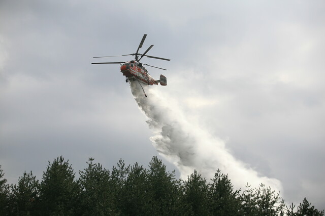 산림헬기를 활용해 산불진화 훈련을 하는 모습. 사진 산림청.