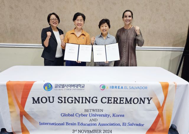 글로벌사이버대학교는 엘살바도르에서 11월 3일(현지 시각) 국제교류 협력을 위한 협약을 엘살바도르 국제뇌교육협회와 체결했다. 글로벌사이버대학교 김나옥 부총장(사진 왼쪽에서 2번째)과 신주은 엘살바도르 국제뇌교육협회장(왼쪽에서 3번째)이 협약 체결 후 관계자들과 기념촬영을 했다. 사진 글로벌사이버대학교