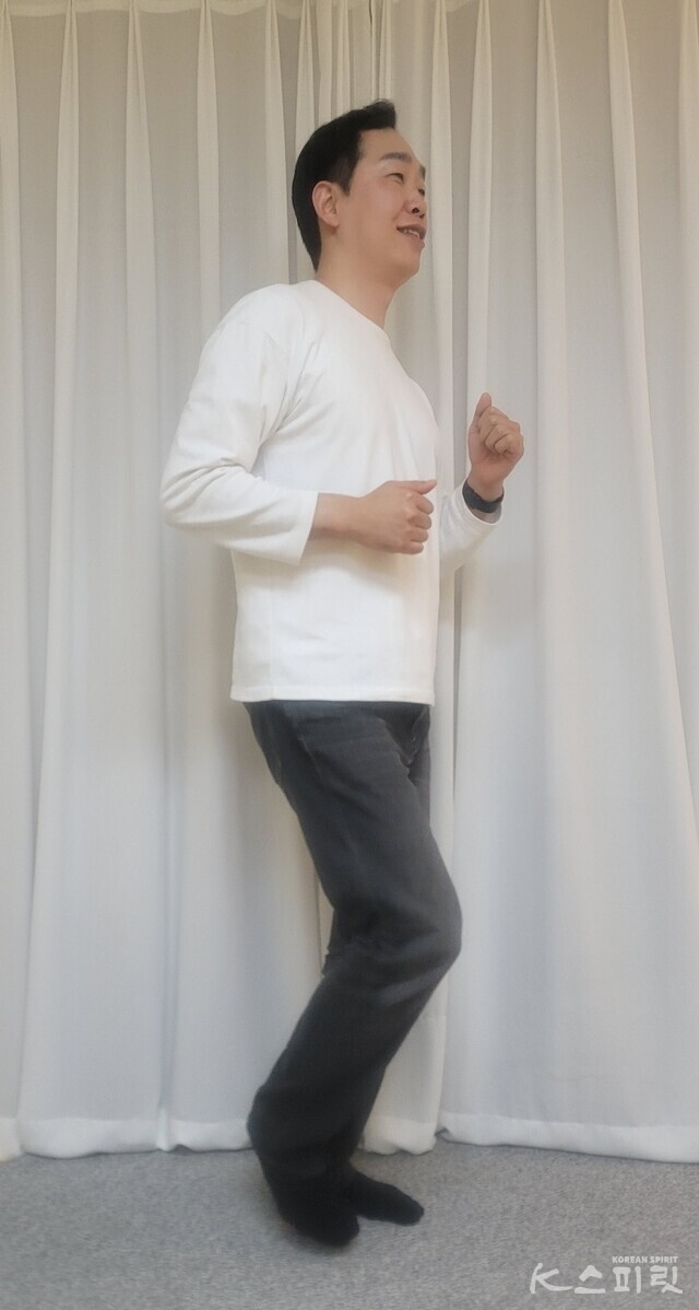 건강하게 체온유지를 돕는 브레인트레이닝 건강법 '천천히 제자리 뛰기'. 사진 본인제공.