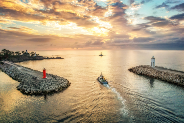 해양수산부 주최 '제6회 국가어항 디지털 사진 공모전' 대상작 경주 감포항을 촬영한 황보달 씨의 '출항'. 사진 해양수산부.