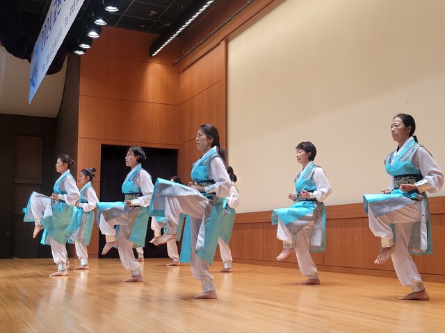 지난 23일 열린 '2024 교원 생활체육 전국국학기공대회'에서 우승을 차지한 경남 교사동호회 경천지인의 '우리는 하나' 창작기공 경연. 사진 대한국학기공협회.