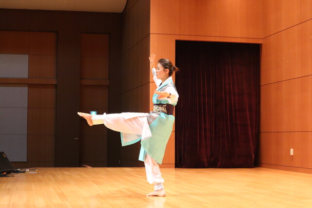 지난 23일 국학원 대강당에서 열린 '2024 교원 생활체육 전국국학기공대회' 개인전 1위를 차지한 경남 강주영 교사. 사진 대한국학기공협회.