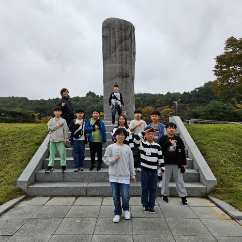 역사탐방에 참가한 학생들이 광개토대왕비 전시물 앞에서 나라사랑의 마음을 다짐했다. 사진 우리역사바로알기