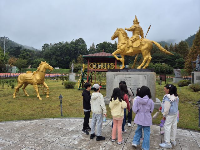 천안 한민족역사문화공원에서 학생들이 역사 인물에 관해 해설을 듣고 있다. 사진 우리역사바로알기