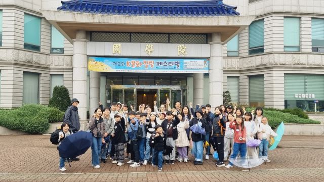 역사탐방 참가자들이 한민족역사문화공원 전시관 앞에서 기념촬영을 했다. 사진 우리역사바로알기