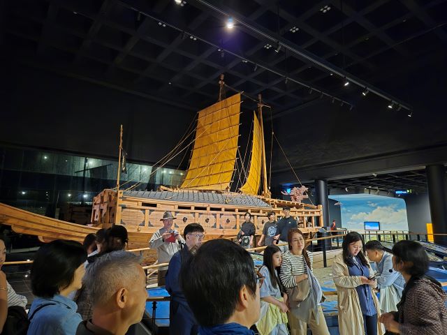 겨레의 뿌리전시실 거북선 앞에서 해설을 듣는 참가자들. 사진 우리역사바로알기