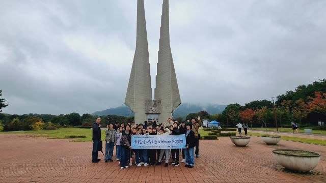 독립기념관 겨레의 탑을 방문한 참가자들. 사진 우리역사바로알기