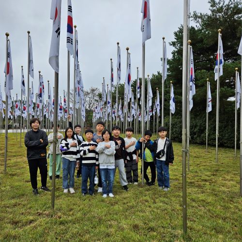 독립기념관 태극기 광장에서 학생들이 국기에 대한 맹세를 했다. 사진 우리역사바로알기
