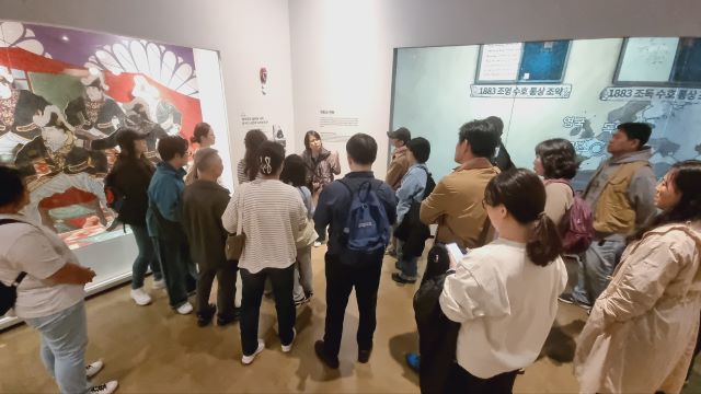독립기념관에서 역사탐방 참가자들이 일제의 역사침탈과정에 대해 설명을 듣고 있다. 사진 우리역사바로알기