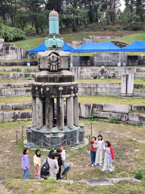 홀대기법으로 지하 5미터 깊이에 전시되어 있는 조선총독부철거부재전시공원. 사진 우리역사바로알기